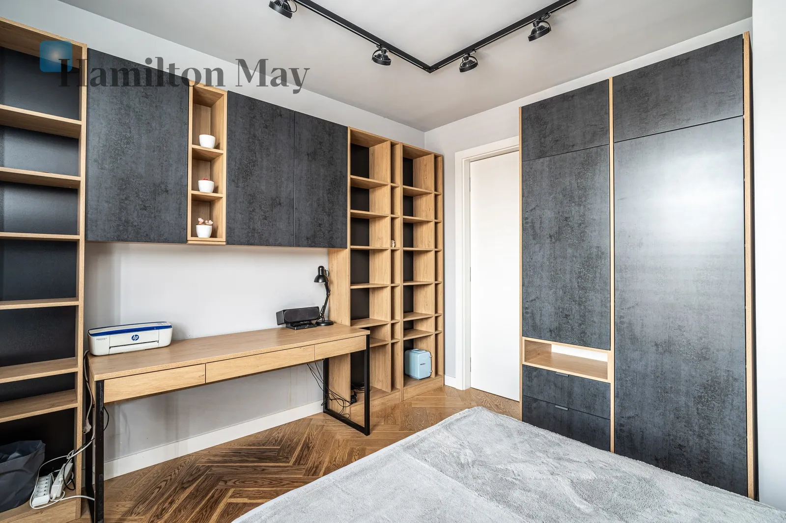 Level: 4 Price: 10000 PLN Bedrooms: 2 Bathrooms: 2 - slider