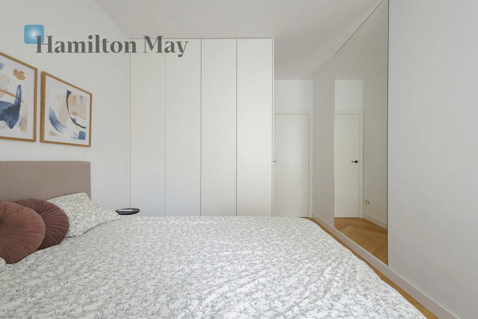 Elegant apartment in the "Murano" development - slider