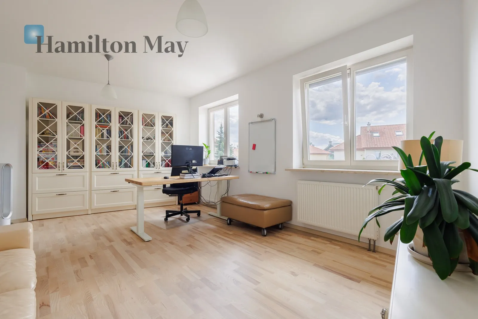 Level: -9 Price: 8000 PLN Bedrooms: 4 Bathrooms: 2 Plot size: 350m2 Price/m2: 39 PLN - slider