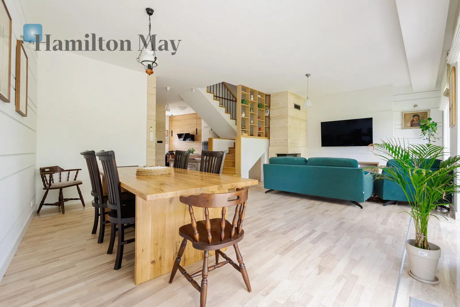 Street: Cytrusowa Region: Józefosław Distance to centre: 14 km Level: -9 Price: 8000 PLN Bedrooms: 4 Bathrooms: 2 Plot size: 350m2 - slider
