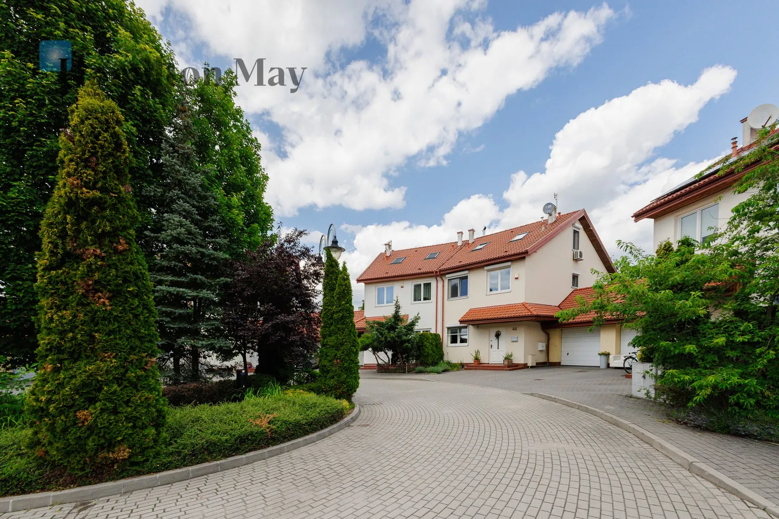 Level: -9 Price: 8000 PLN Bedrooms: 4 Bathrooms: 2 Plot size: 350m2 - slider