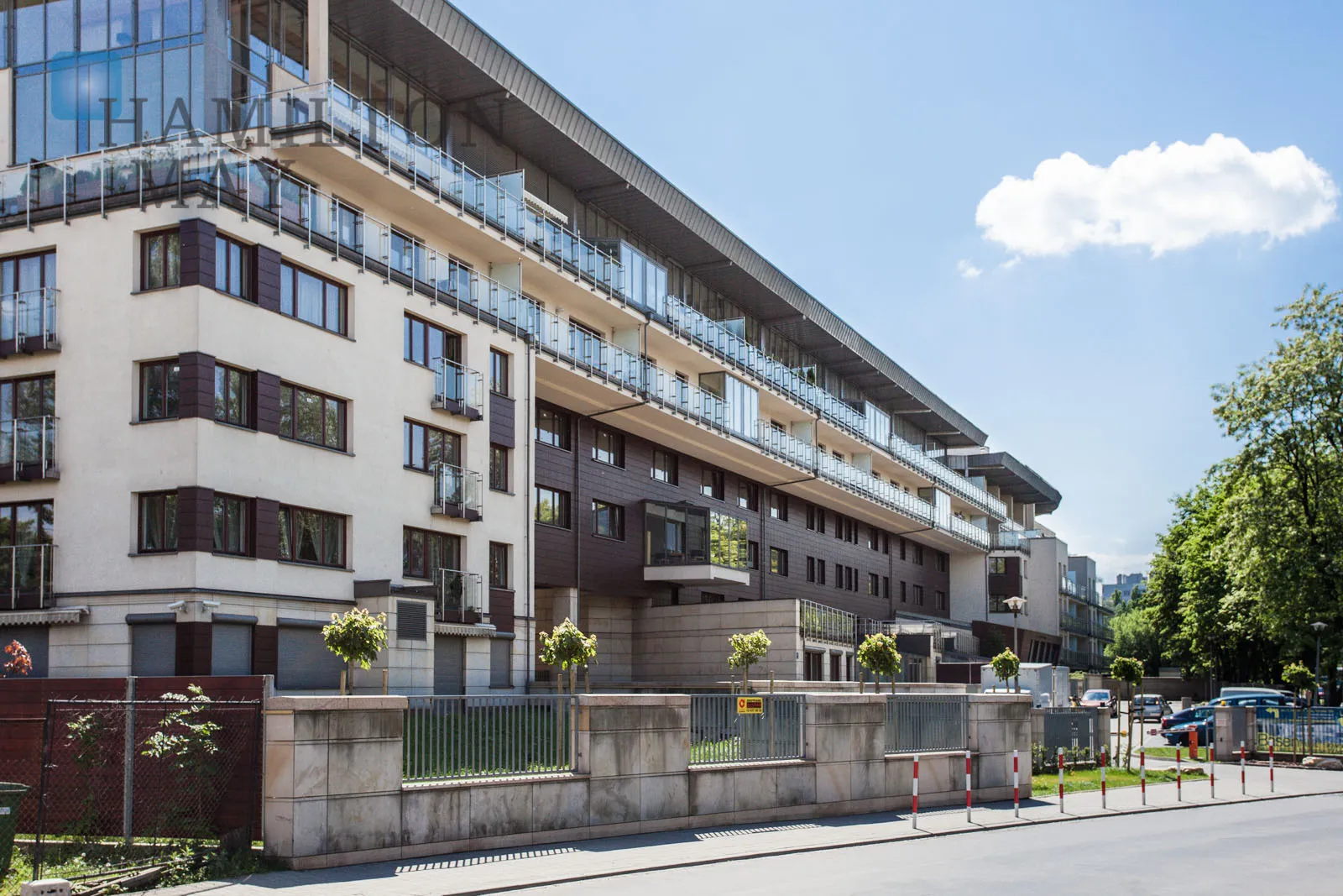 A modern apartment with a terrace in the prestigious Ludwinów development on the Vistula Boulevards - slider