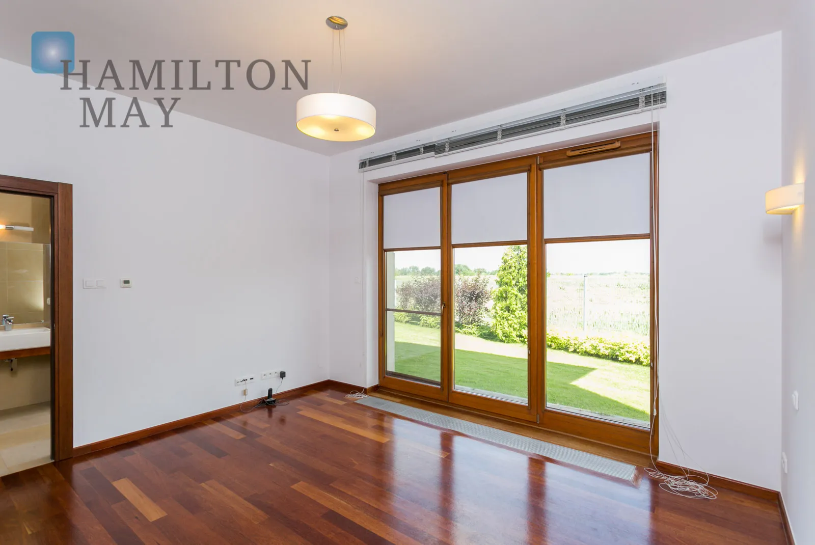 Street: Aleja Lema Region: Bielawa Distance to centre: 15.15 km Level: -9 Price: 5500000 PLN Bedrooms: 5 Bathrooms: 4 - slider