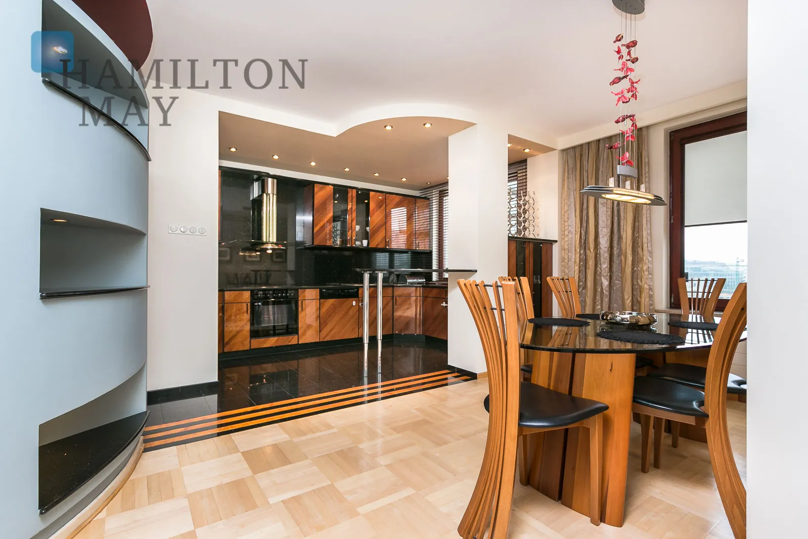 Unique apartment right by the Europejski Square - slider