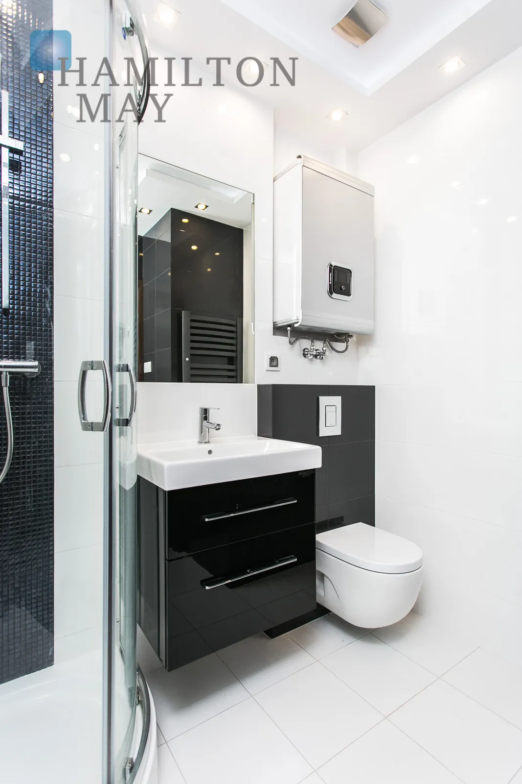 Air-conditioned apartment with a large balcony near Błonia and the Old Town - slider