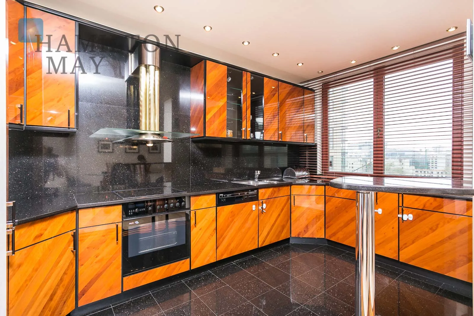 Unique apartment right by the Europejski Square - slider