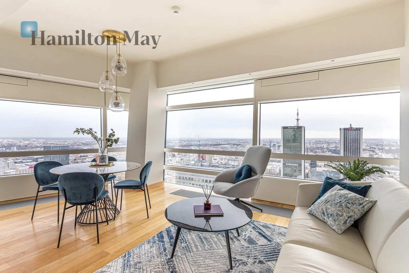 City: Warszawa Street: Złota Region: Śródmieście Subregion: Śródmieście Północne Distance to centre: 0.65 km Level: 36 Price: 29000 PLN Bedrooms: 2 Bathrooms: 2 - slider