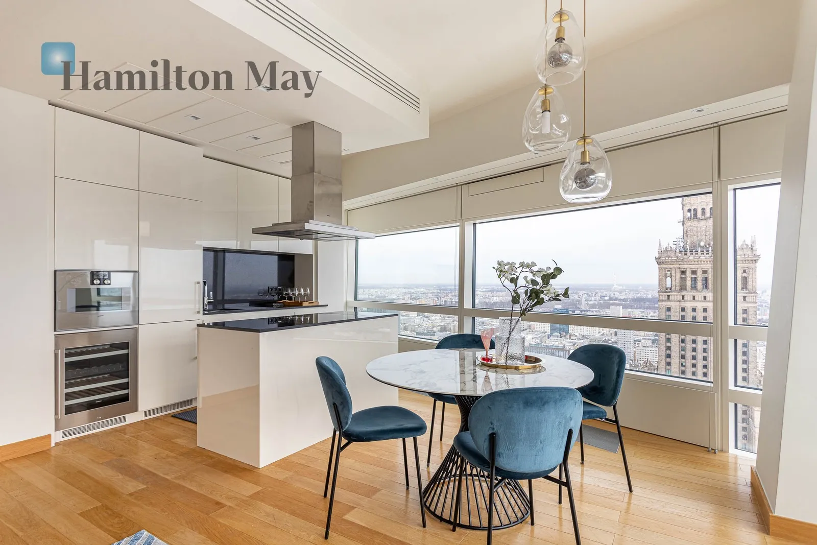 Street: Złota Region: Śródmieście Subregion: Śródmieście Północne Distance to centre: 0.65 km Level: 36 Price: 29000 PLN Bedrooms: 2 Bathrooms: 2 Size: 99m2 Price/m2: 293 PLN - slider