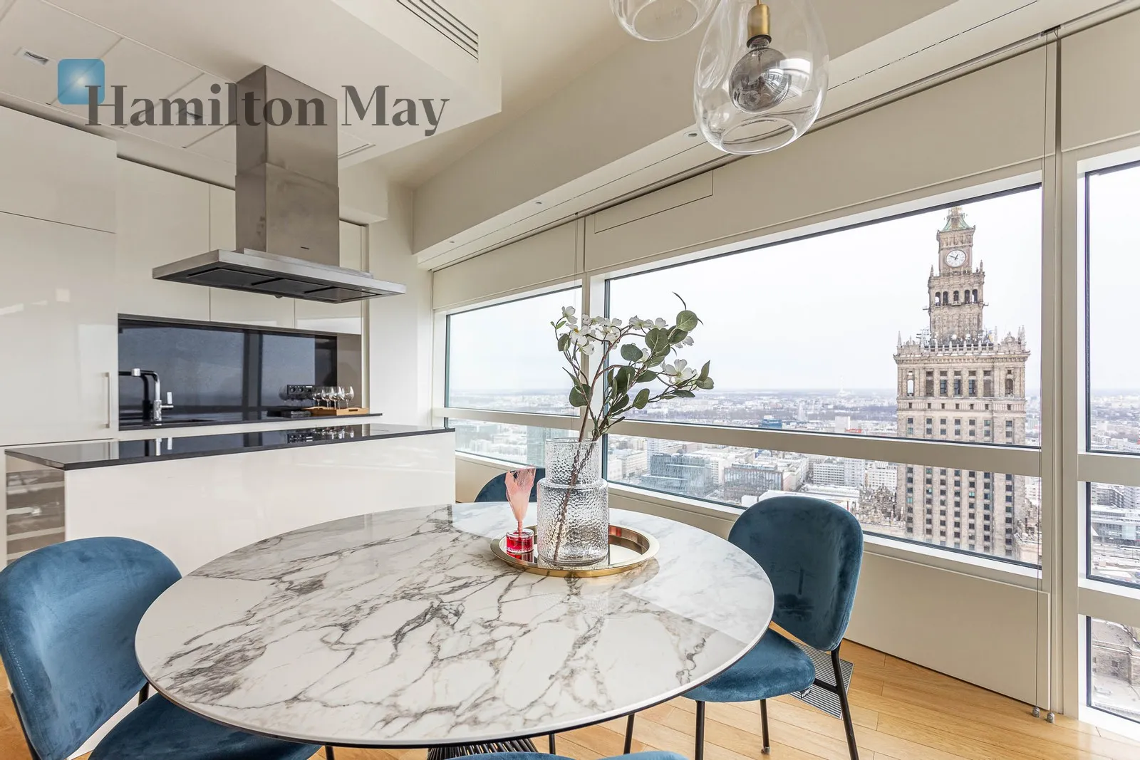 Street: Złota Region: Śródmieście Subregion: Śródmieście Północne Distance to centre: 0.65 km Level: 36 Price: 29000 PLN Bedrooms: 2 Bathrooms: 2 Size: 99m2 - slider