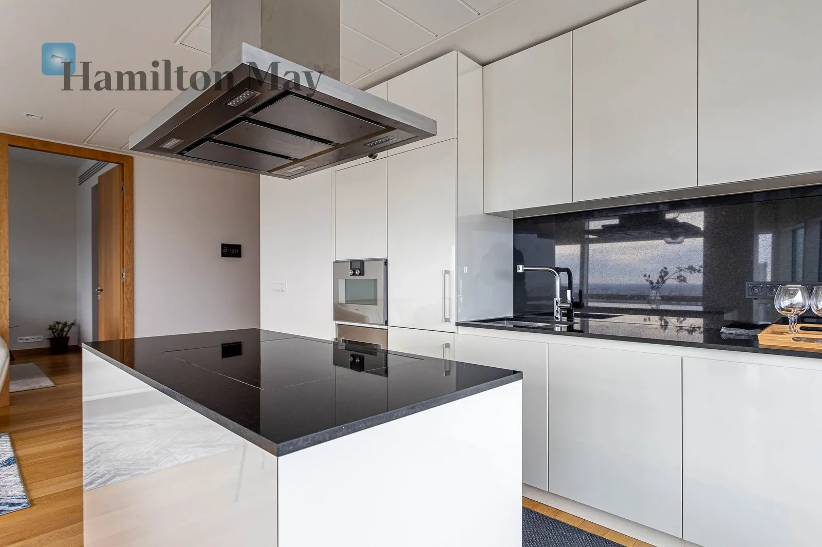 City: Warszawa Street: Złota Region: Śródmieście Subregion: Śródmieście Północne Distance to centre: 0.65 km Level: 36 Price: 29000 PLN Bedrooms: 2 - slider