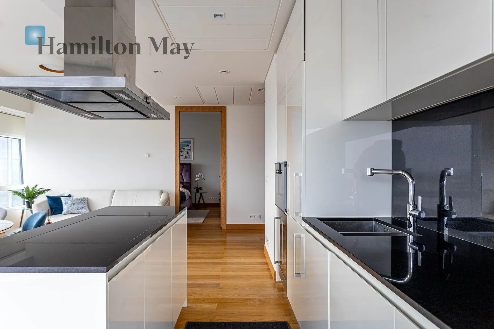 Street: Złota Region: Śródmieście Subregion: Śródmieście Północne Distance to centre: 0.65 km Level: 36 Price: 29000 PLN Bedrooms: 2 Bathrooms: 2 - slider