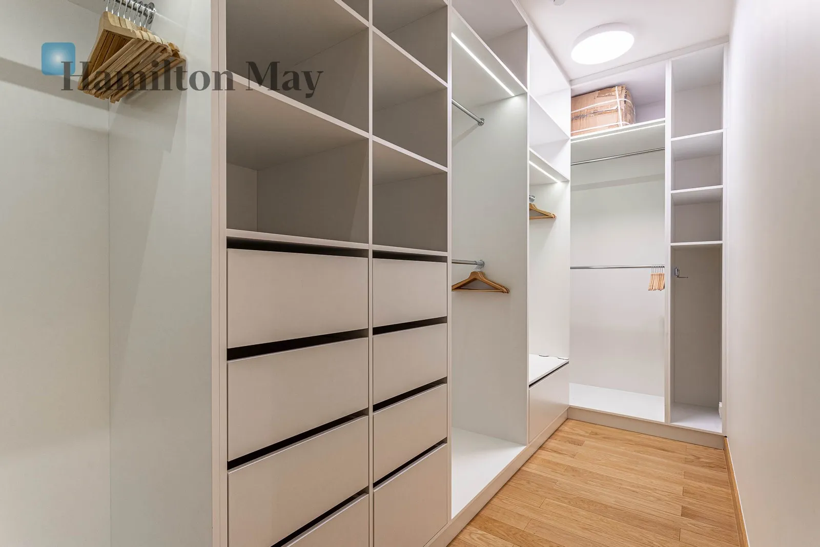 Distance to centre: 0.65 km Level: 36 Price: 29000 PLN Bedrooms: 2 Bathrooms: 2 Size: 99m2 - slider