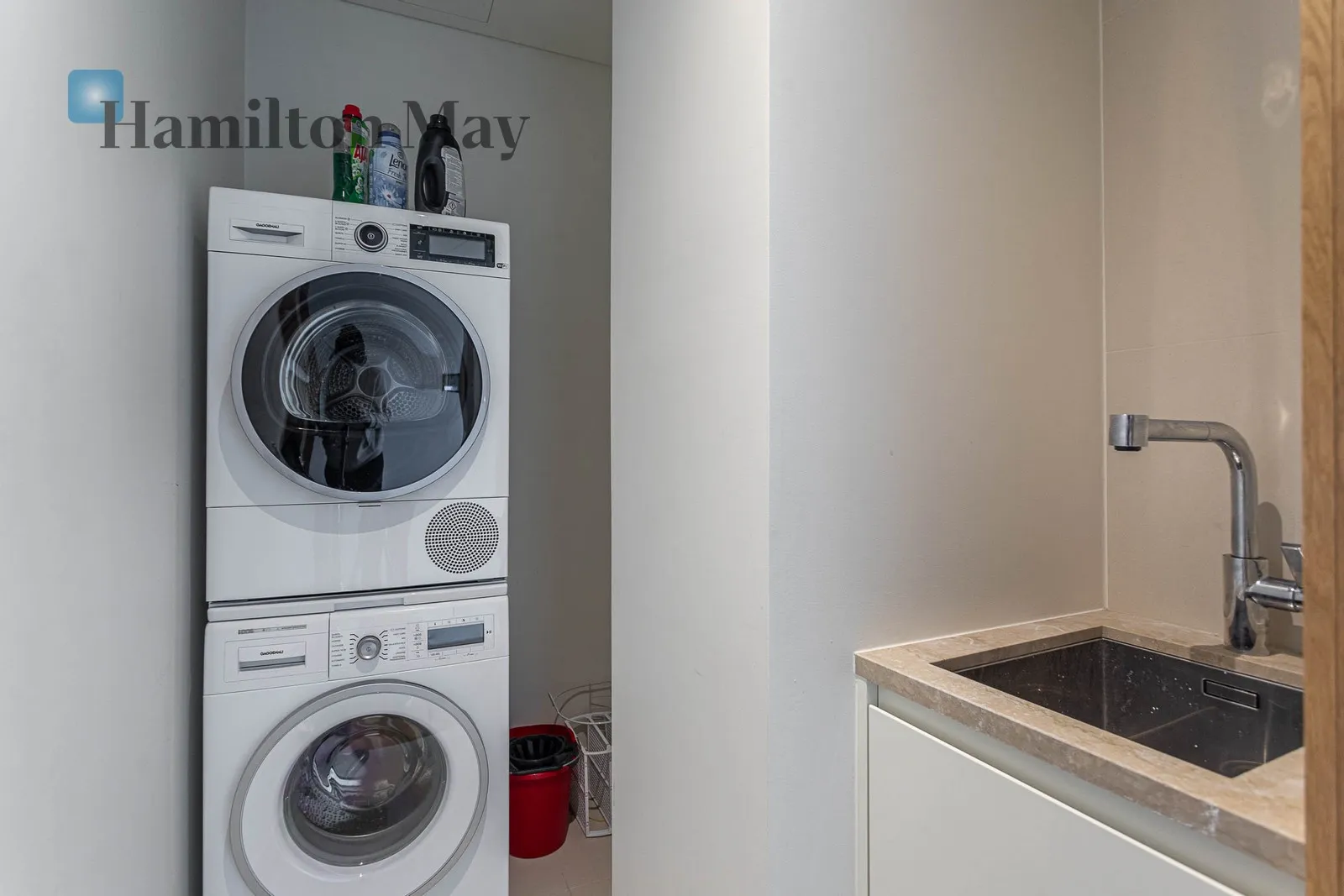 City: Warszawa Street: Złota Region: Śródmieście Subregion: Śródmieście Północne Distance to centre: 0.65 km - slider