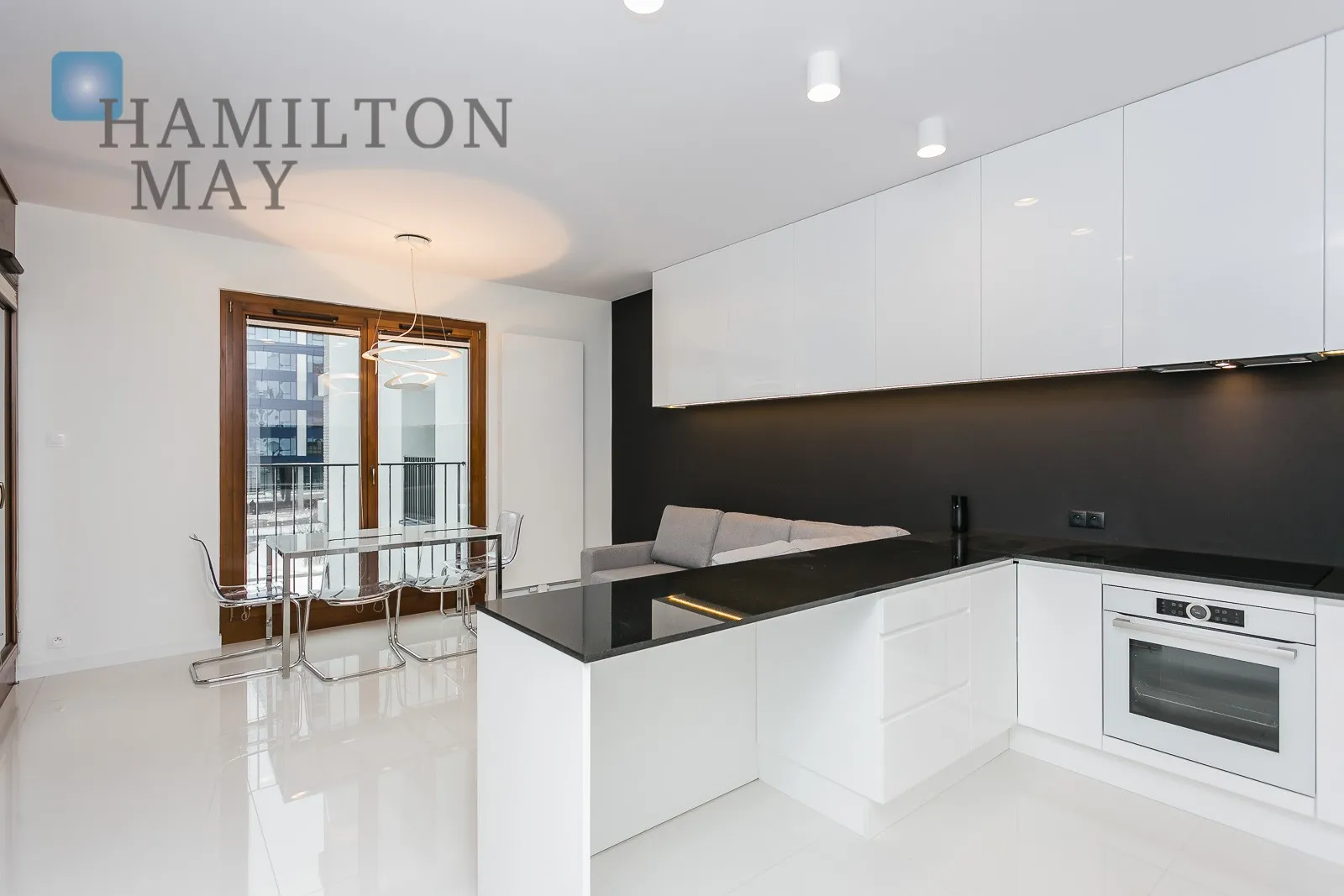 Street: Magazynowa Region: Mokotów Subregion: Służewiec Distance to centre: 4.88 km Level: 2 Price: 4000 PLN Bedrooms: 1 Bathrooms: 1 Size: 41m2 Price/m2: 98 PLN - slider