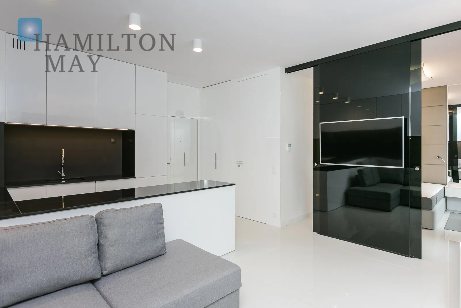 City: Warszawa Street: Magazynowa Region: Mokotów Subregion: Służewiec Distance to centre: 4.88 km Level: 2 Price: 4000 PLN Bedrooms: 1 - slider