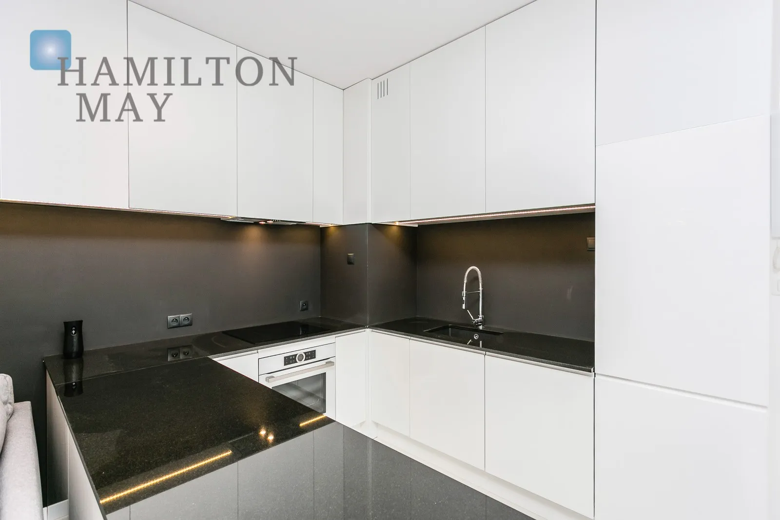 Street: Magazynowa Region: Mokotów Subregion: Służewiec Distance to centre: 4.88 km Level: 2 Price: 4000 PLN Bedrooms: 1 Bathrooms: 1 - slider