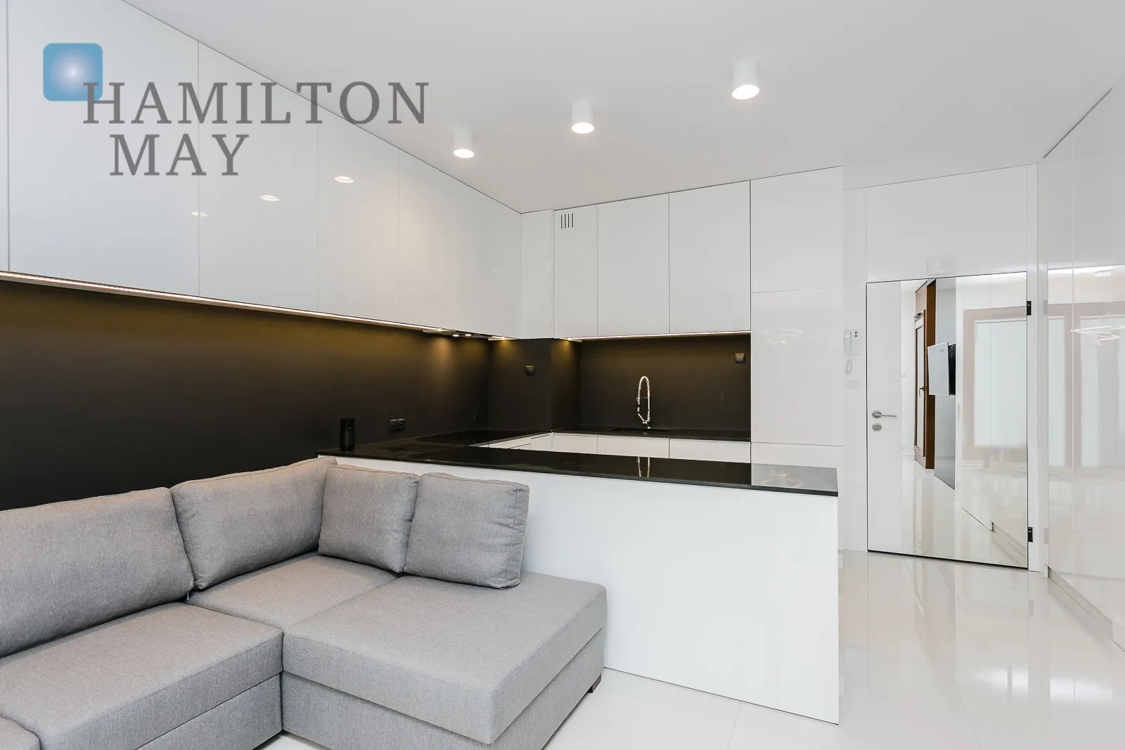 Street: Magazynowa Region: Mokotów Subregion: Służewiec Distance to centre: 4.88 km Level: 2 Price: 4000 PLN Bedrooms: 1 Bathrooms: 1 Size: 41m2 - slider