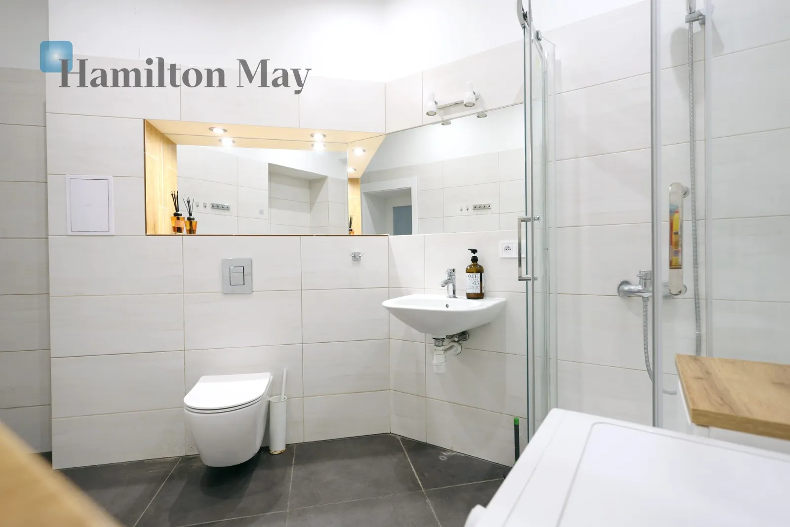 Region: Śródmieście Distance to centre: 0.93 km Level: 2 Price: 1190000 PLN Bedrooms: 6 Bathrooms: 2 Size: 102.54m2 - slider