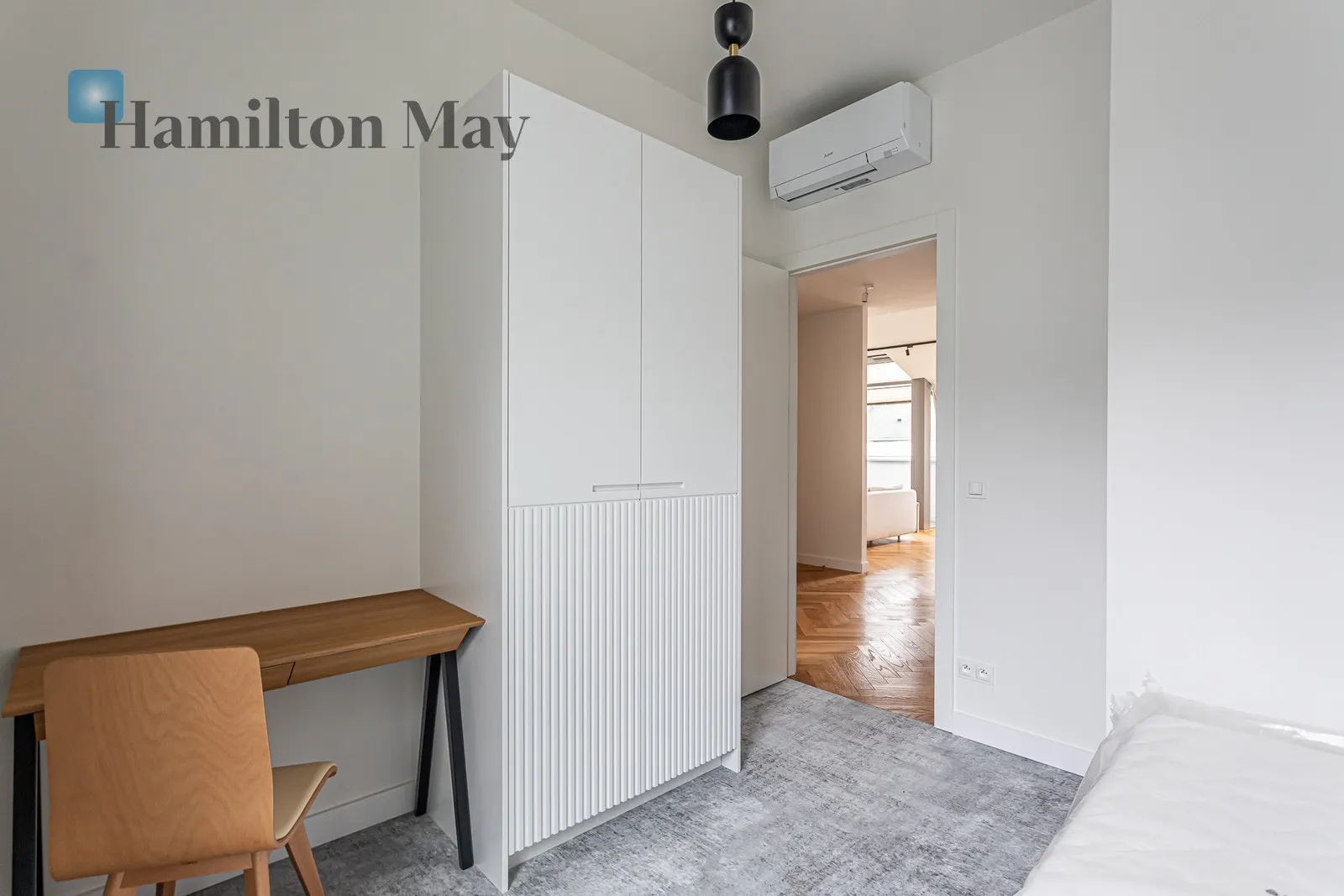 Street: Złota Region: Wola Distance to centre: 1.16 km Level: 7 Price: 3300 EUR Bedrooms: 3 - slider