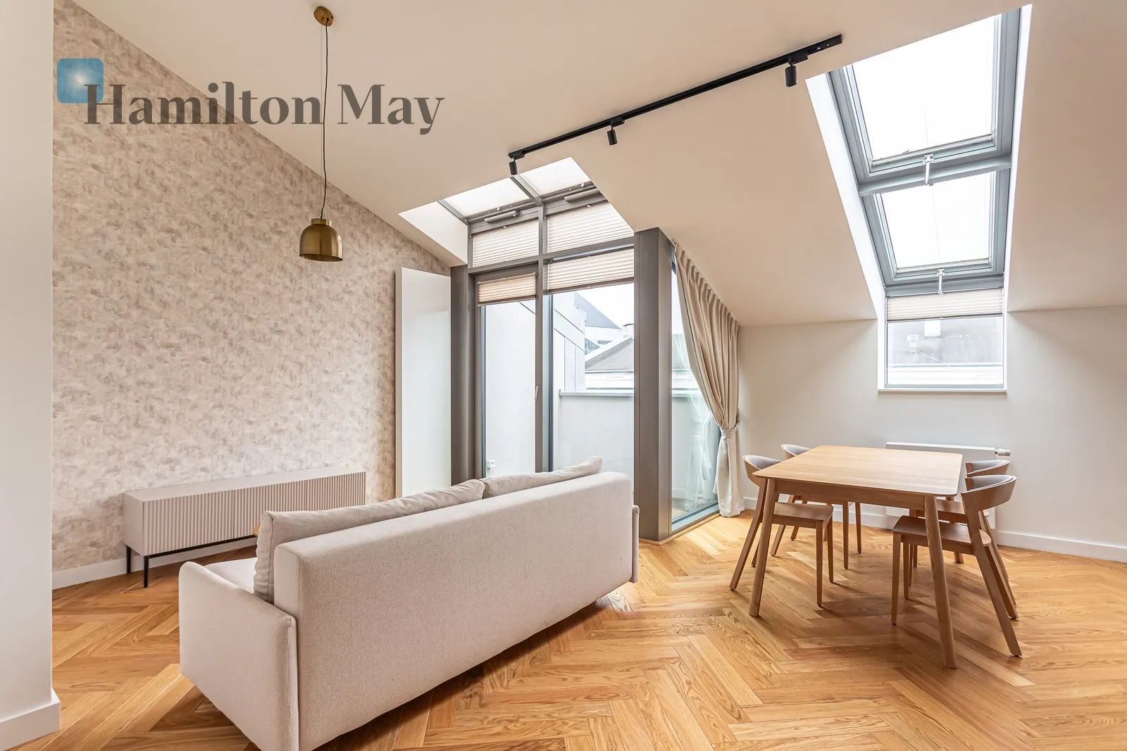 City: Warszawa Street: Złota Region: Wola Distance to centre: 1.16 km Level: 7 Price: 3300 EUR Bedrooms: 3 Bathrooms: 1 - slider