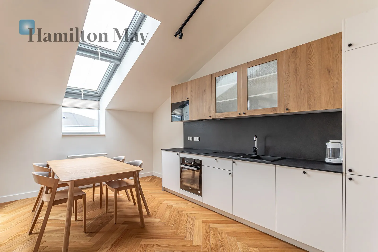 Street: Złota Region: Wola Distance to centre: 1.16 km Level: 7 Price: 3300 EUR Bedrooms: 3 Bathrooms: 1 Size: 85.61m2 - slider