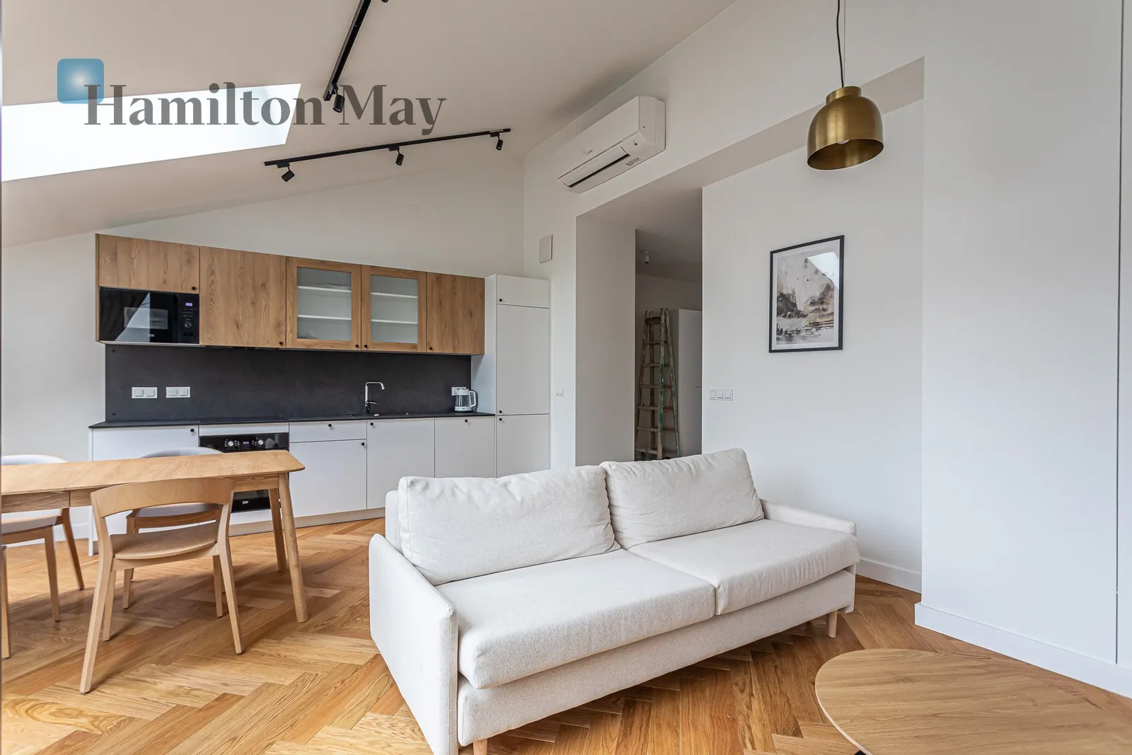 City: Warszawa Street: Złota Region: Wola Distance to centre: 1.16 km Level: 7 Price: 3300 EUR Bedrooms: 3 Bathrooms: 1 Size: 85.61m2 Price/m2: 39 EUR - slider