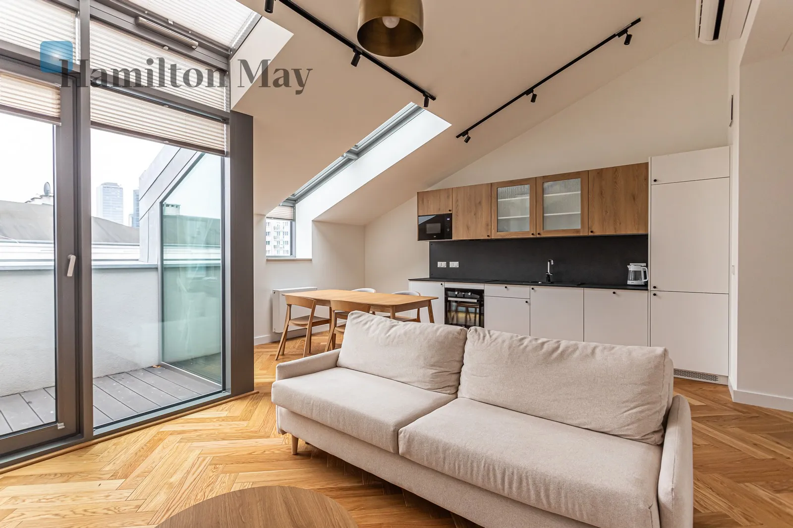 City: Warszawa Street: Złota Region: Wola Distance to centre: 1.16 km Level: 7 Price: 3300 EUR Bedrooms: 3 Bathrooms: 1 Size: 85.61m2 - slider