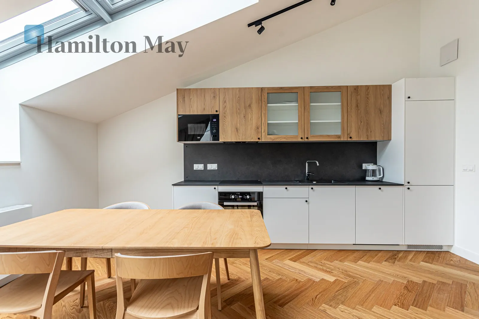 City: Warszawa Street: Złota Region: Wola Distance to centre: 1.16 km Level: 7 Price: 3300 EUR Bedrooms: 3 - slider