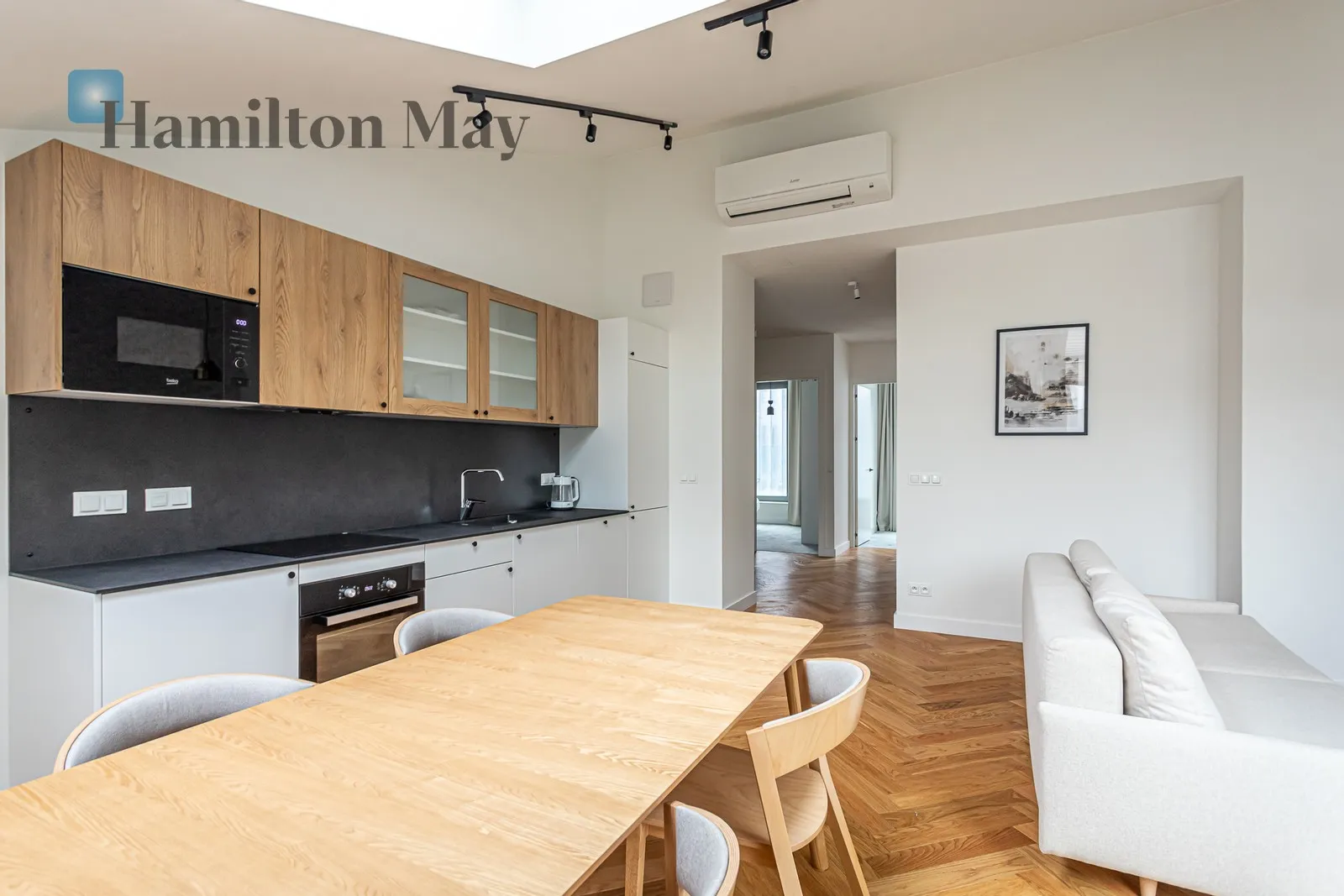 Street: Złota Region: Wola Distance to centre: 1.16 km Level: 7 Price: 3300 EUR Bedrooms: 3 Bathrooms: 1 - slider