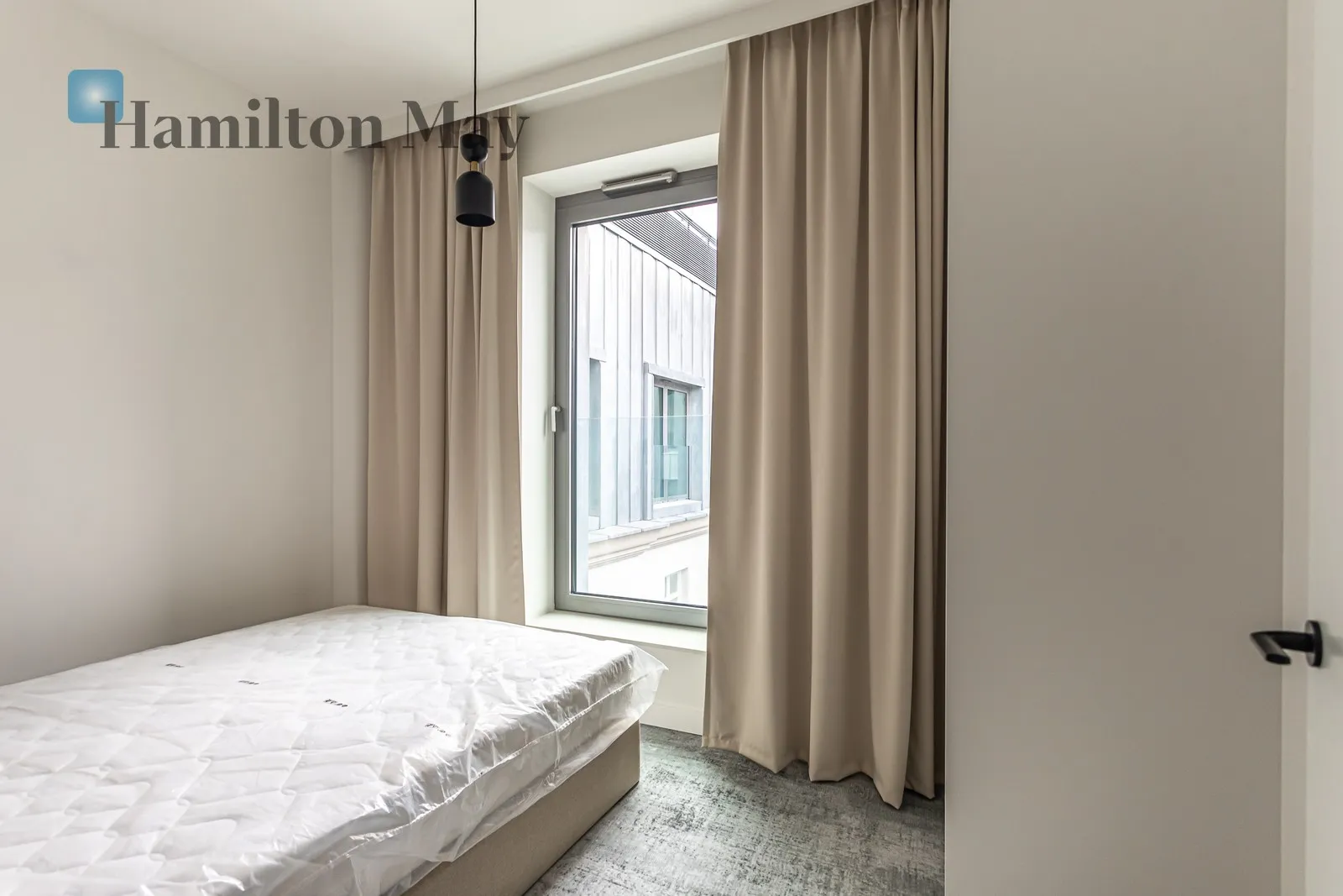 Distance to centre: 1.16 km Level: 7 Price: 3300 EUR Bedrooms: 3 Bathrooms: 1 Size: 85.61m2 - slider