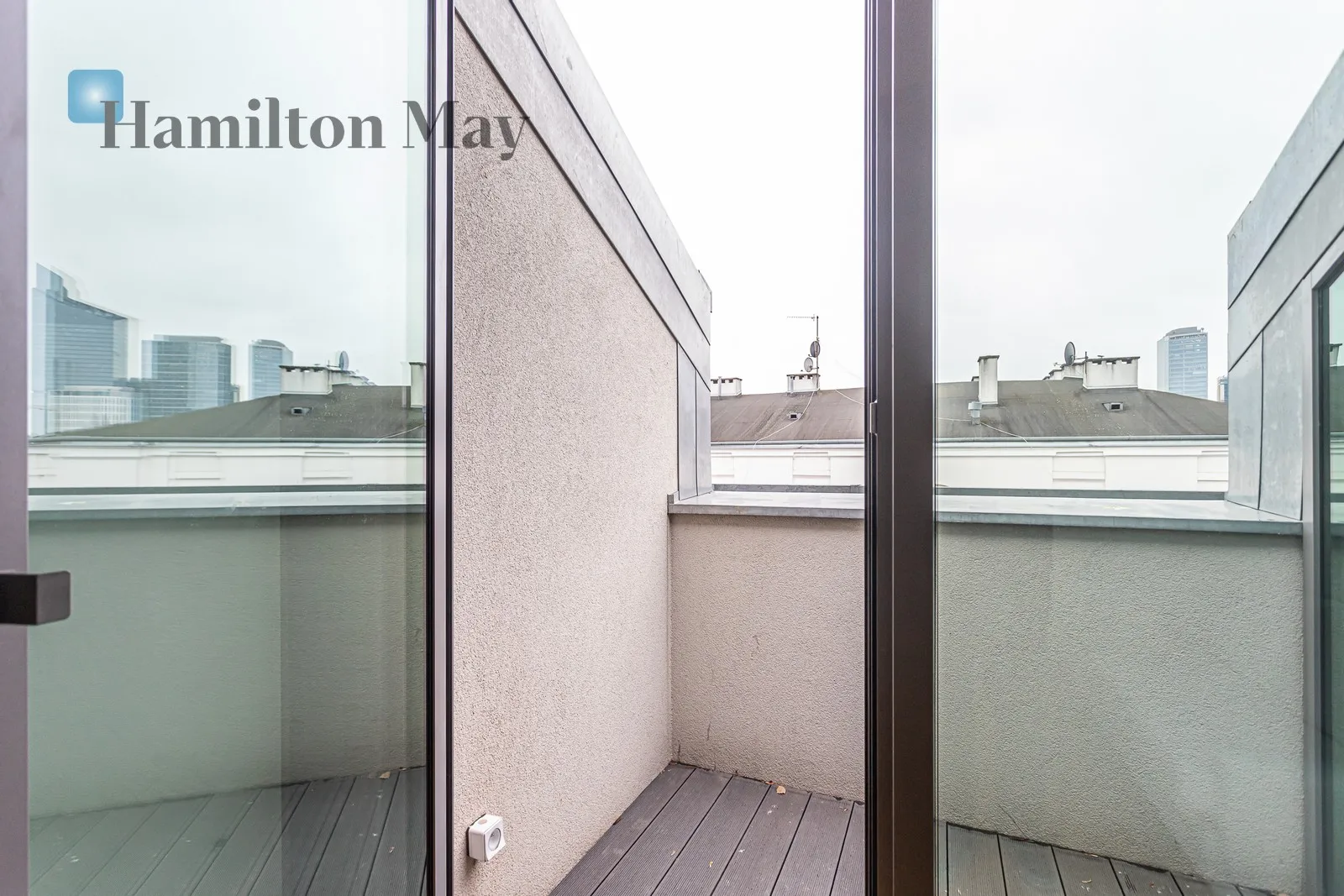 Distance to centre: 1.16 km Level: 7 Price: 3300 EUR Bedrooms: 3 Bathrooms: 1 - slider