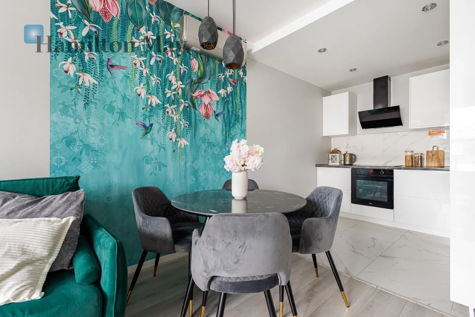 City: Warszawa Street: Zwierzyniecka Region: Mokotów Subregion: Czerniaków Distance to centre: 3.61 km Level: 3 Price: 4000 PLN Bedrooms: 1 Bathrooms: 1 - slider