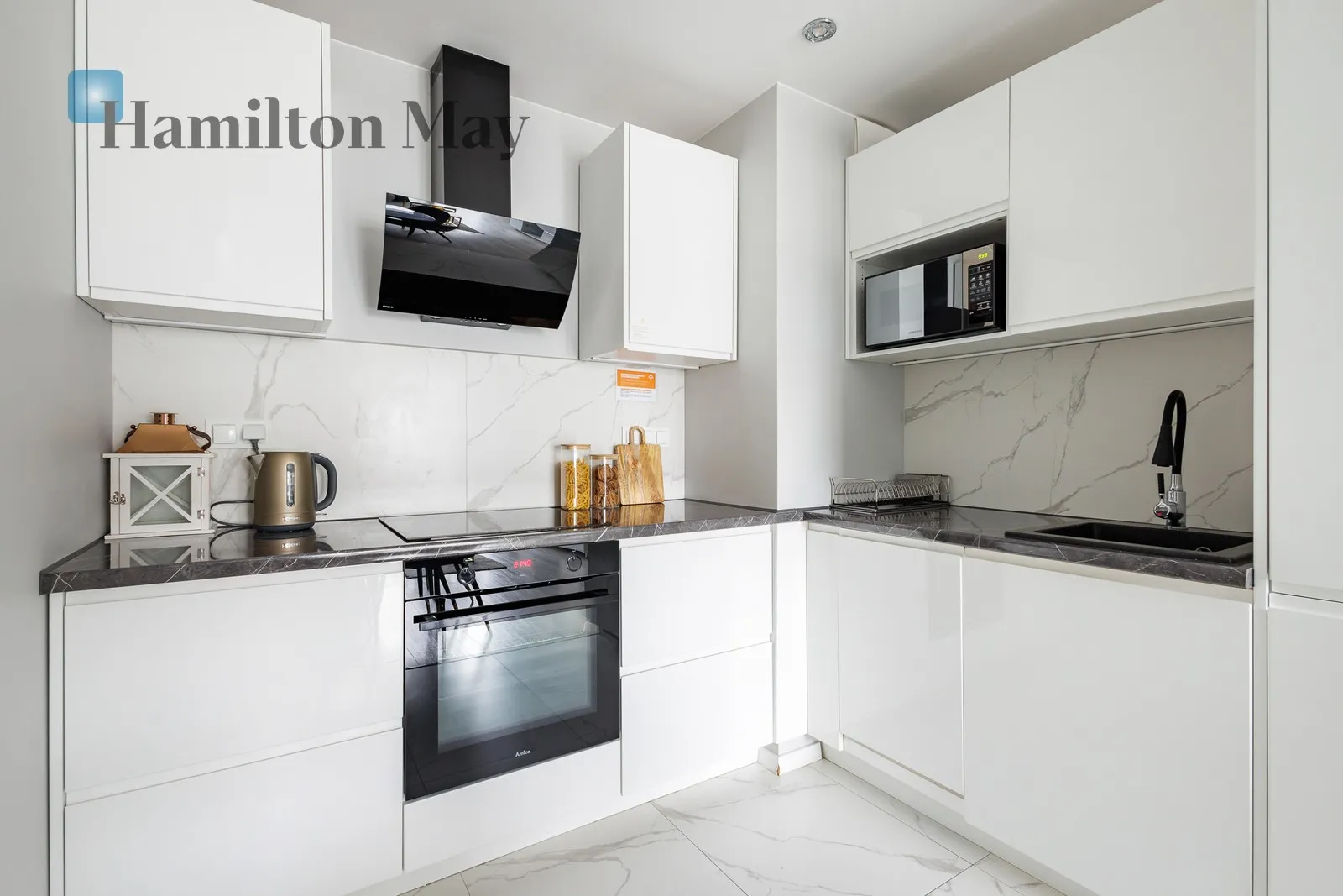 Street: Zwierzyniecka Region: Mokotów Subregion: Czerniaków Distance to centre: 3.61 km Level: 3 Price: 4000 PLN Bedrooms: 1 Bathrooms: 1 Size: 41.43m2 - slider