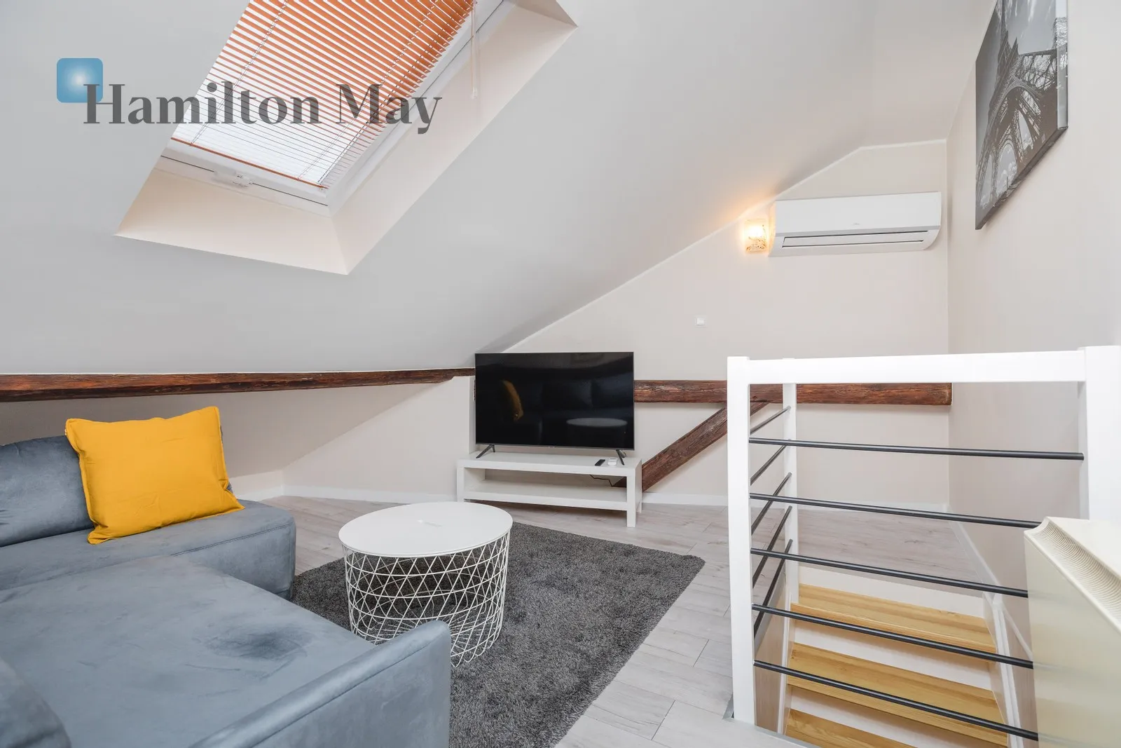 City: Kraków Street: Świętej Gertrudy Region: Stare Miasto Distance to centre: 0.43 km Level: 2 Price: 4000 PLN Bedrooms: 2 Bathrooms: 1 Size: 40m2 - slider