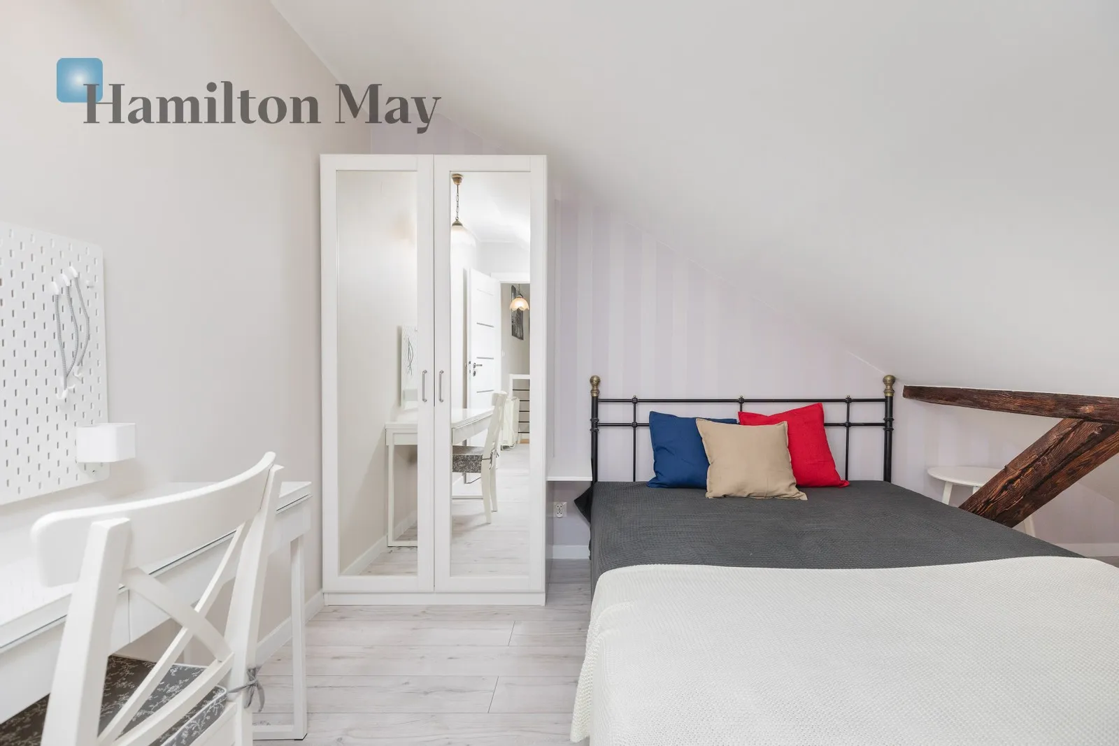 Street: Świętej Gertrudy Region: Stare Miasto Distance to centre: 0.43 km Level: 2 Price: 4000 PLN Bedrooms: 2 Bathrooms: 1 Size: 40m2 - slider