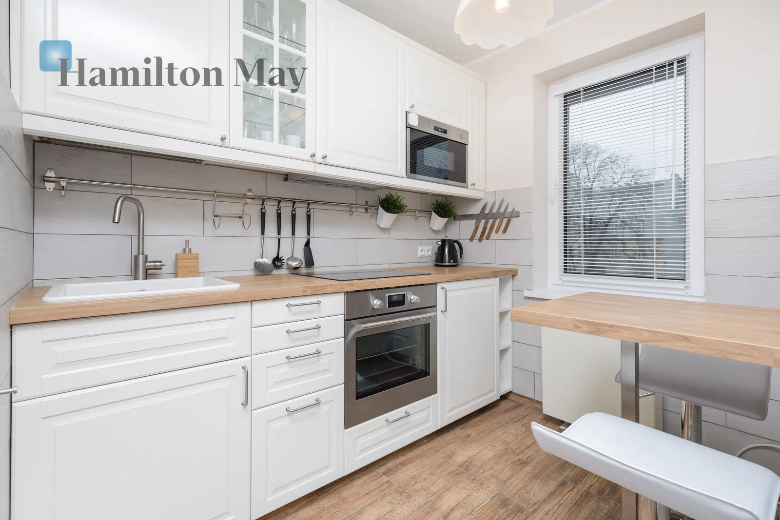 Street: Świętej Gertrudy Region: Stare Miasto Distance to centre: 0.43 km Level: 2 Price: 4000 PLN Bedrooms: 2 Bathrooms: 1 - slider