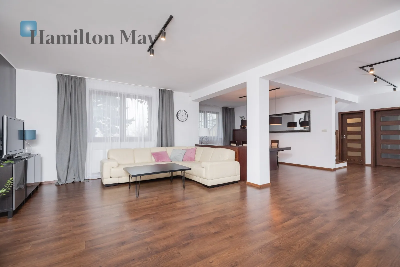 Street: Konwaliowa Region: Zabierzów Price: 2250000 PLN Bedrooms: 4 Bathrooms: 2 Plot size: 1400m2 - slider