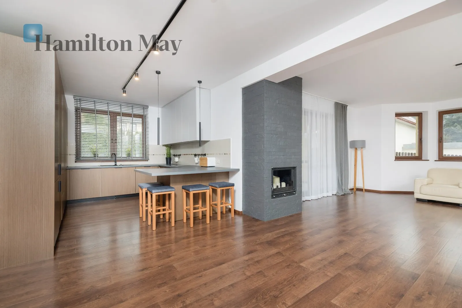 Price: 2250000 PLN Bedrooms: 4 Bathrooms: 2 Plot size: 1400m2 Price/m2: 9375 PLN - slider