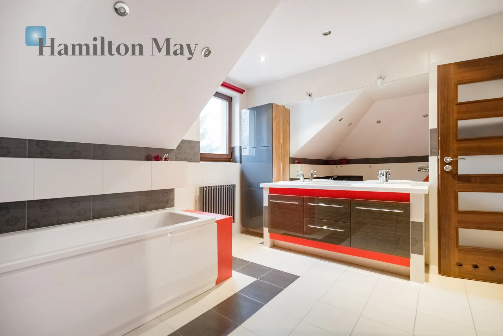 Bedrooms: 4 Bathrooms: 2 Plot size: 1400m2 - slider