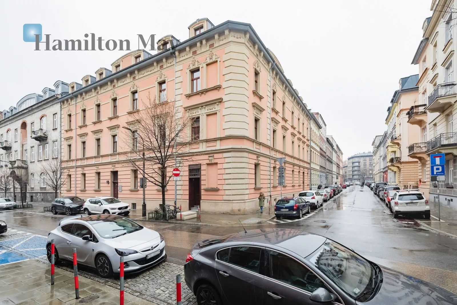 A spacious apartment in a tenement house in the Old Town - slider