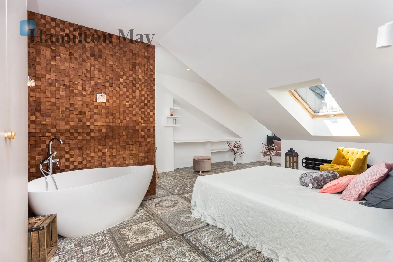 City: Kraków Street: Trynitarska Region: Stare Miasto Subregion: Kazimierz Distance to centre: 1.64 km Level: 4 Price: 1500000 PLN Bedrooms: 1 - slider