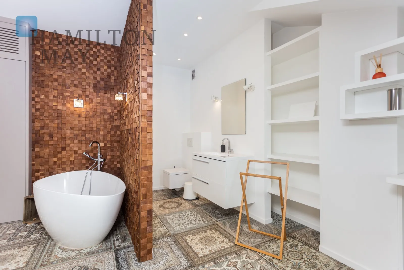 Street: Trynitarska Region: Stare Miasto Subregion: Kazimierz Distance to centre: 1.64 km Level: 4 Price: 1500000 PLN Bedrooms: 1 Bathrooms: 2 - slider