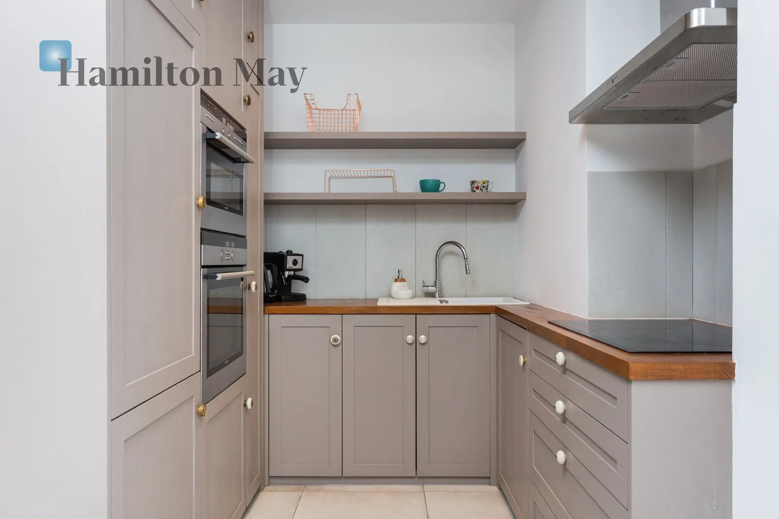 Street: Trynitarska Region: Stare Miasto Subregion: Kazimierz Distance to centre: 1.64 km Level: 4 Price: 1500000 PLN Bedrooms: 1 Bathrooms: 2 Size: 60m2 - slider