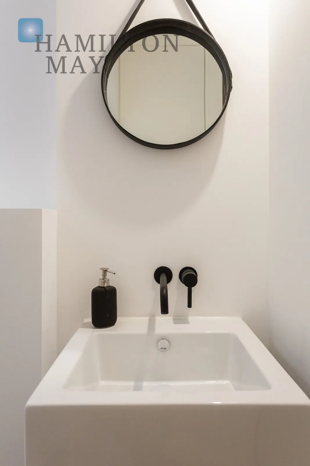 Street: Trynitarska Region: Stare Miasto Subregion: Kazimierz Distance to centre: 1.64 km Level: 4 Price: 1500000 PLN Bedrooms: 1 - slider