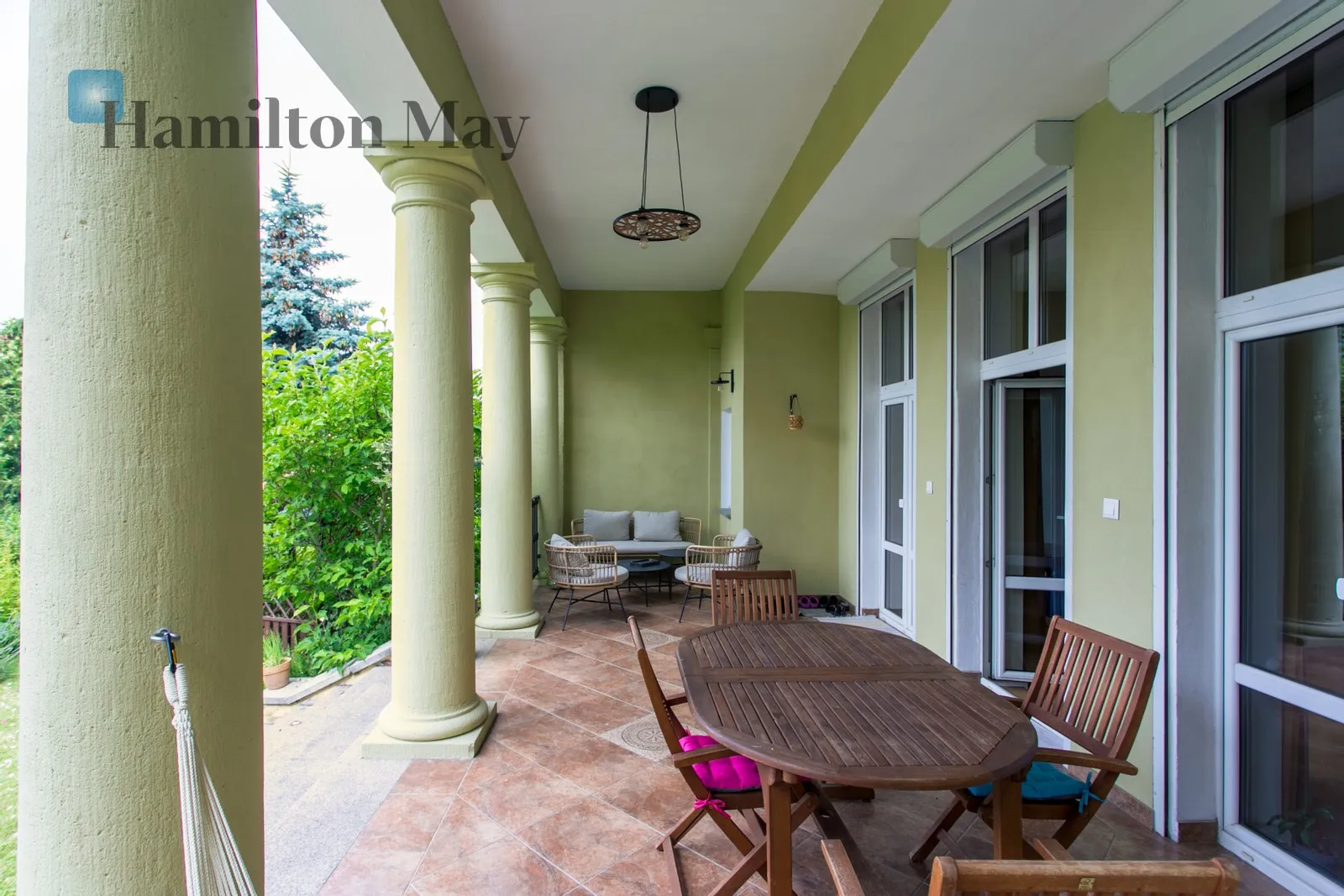 A luxurious apartment with a large garden in a stylish city villa in Krzyki