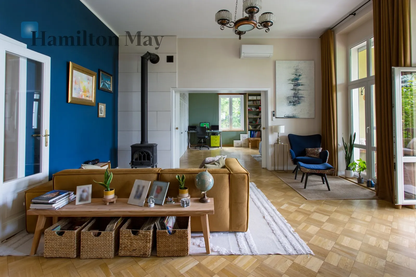 A luxurious apartment with a large garden in a stylish city villa in Krzyki