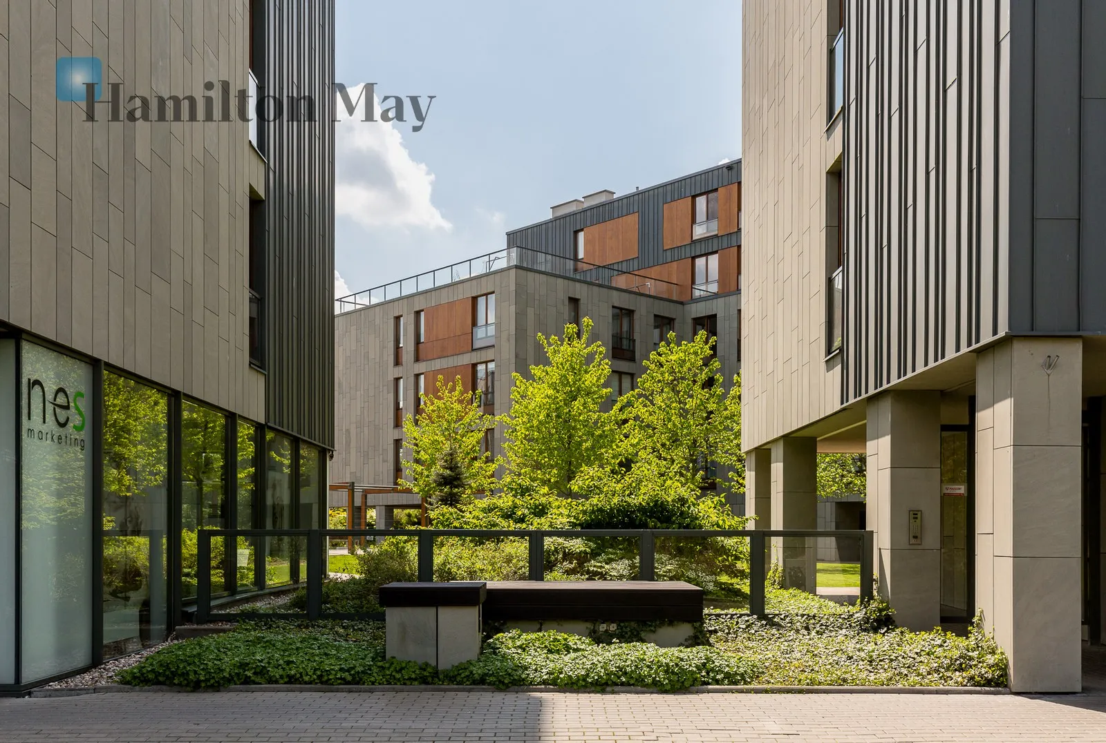 Distance to centre: 5.28 km Level: 3 Price: 7500 PLN Bedrooms: 2 Bathrooms: 2 Size: 92m2 - slider