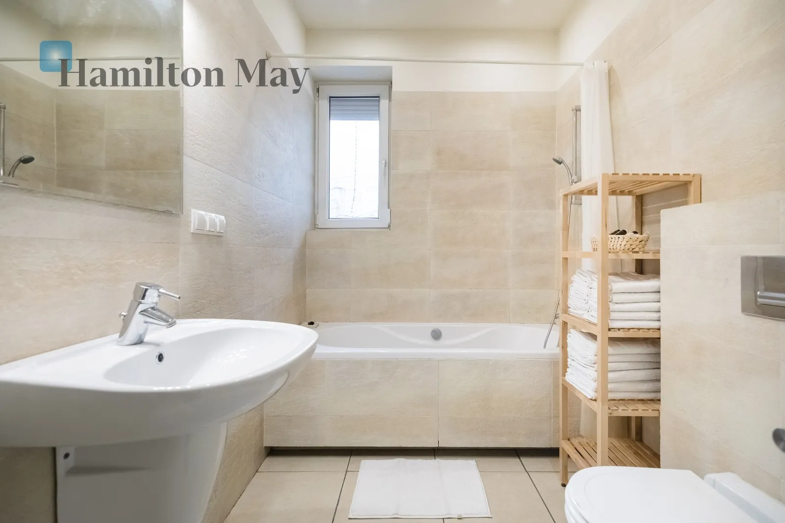 Distance to centre: 0.84 km Level: 2 Price: 5500 PLN Bedrooms: 2 Bathrooms: 1 Size: 80m2 - slider