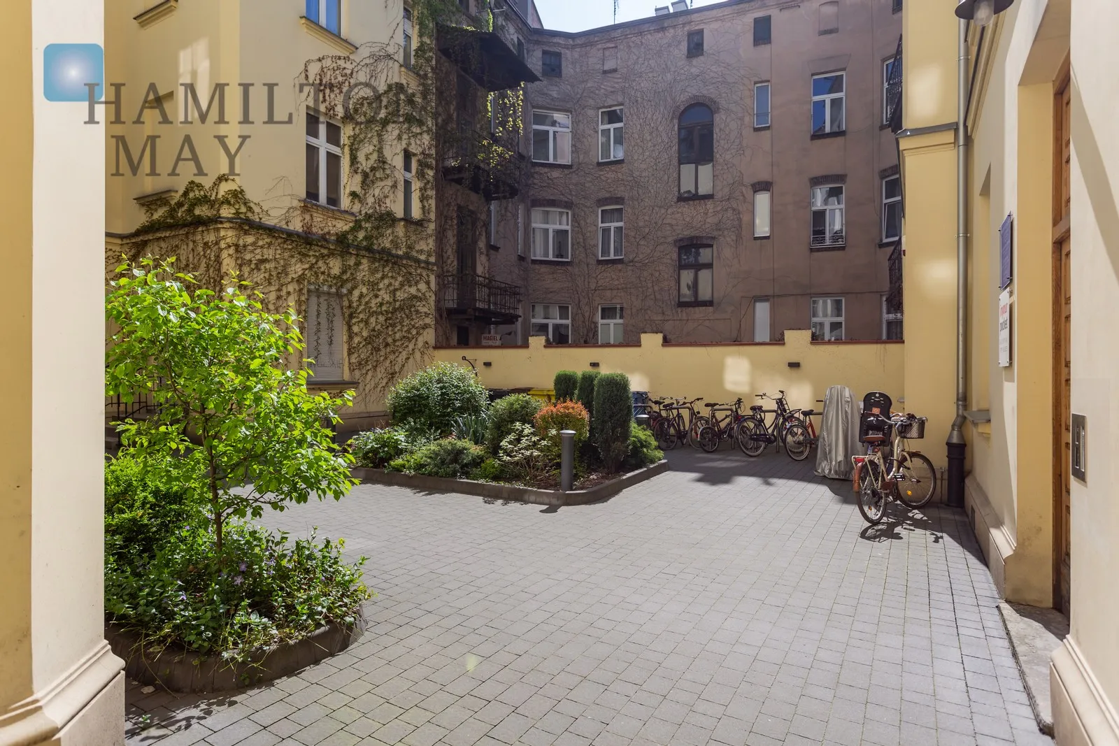 Street: Karmelicka Region: Stare Miasto Level: 3 Price: 3500 PLN - slider