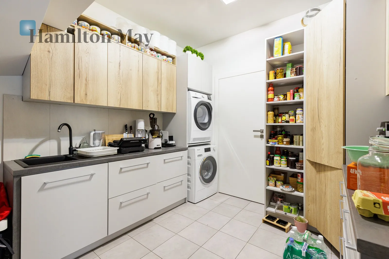 Region: Wawer Distance to centre: 10.01 km Price: 11000 PLN Bedrooms: 3 - slider